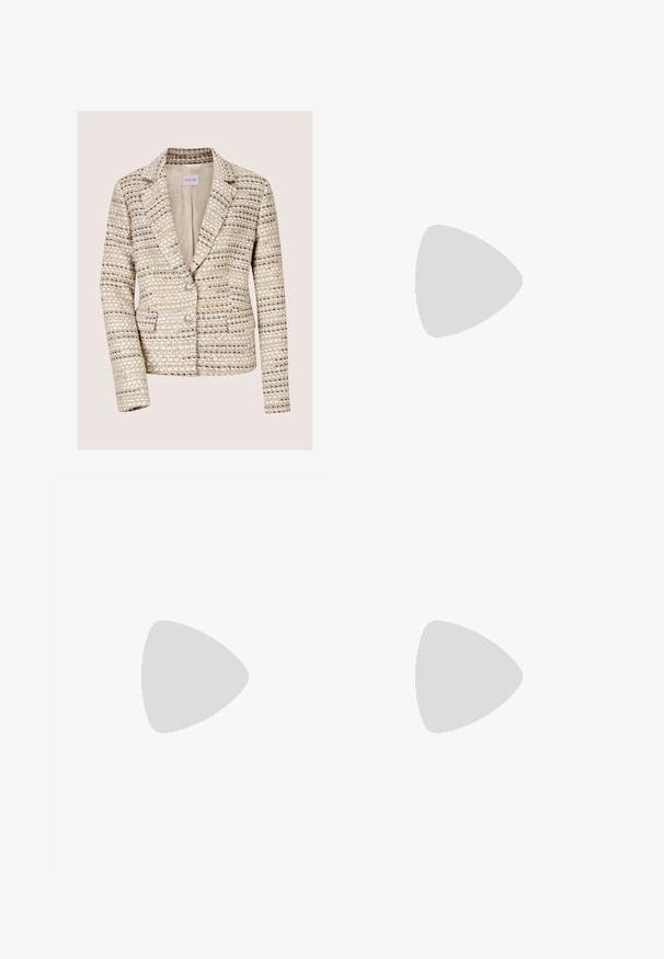 Blazer en tweed beige et crème pour femme, manches longues, deux boutons, col à revers cranté et poches avant.; Pull en maille torsadée gris clair avec un col rond, des motifs texturés, et des poignets et un ourlet côtelés. Fabriqué en fil doux et épais.; Jupe midi beige en ligne A avec plis, ceinture et léger éclat, présentée à plat sur fond blanc.; Chaussure Oxford brogue en cuir marron avec détails à bout ailé, perforations, lacets et talon bas empilé sur fond blanc.