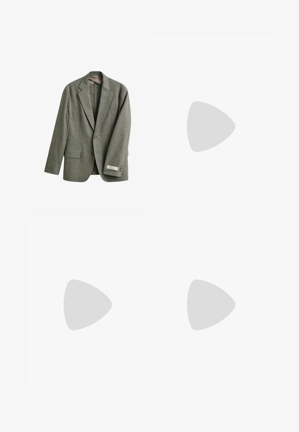 Einreihiger grauer Blazer mit Revers mit Kerbe, zwei vorderen Pattentaschen, zwei Knöpfen und einem Stoffetikett am linken Ärmelbündchen.; Marineblaue Button-Down-Hemd aus Baumwolle. Verfügt über einen klassischen Kragen, lange Ärmel, eine einzelne Brusttasche und dezente Nähdetails.; Verblasste blaue Denim-Jeans mit geradem Bein, Fünf-Taschen-Stil und Knopfverschluss. Das Material zeigt leichte Textur und Abnutzung.; Zign Schnürstiefelette - dark brown