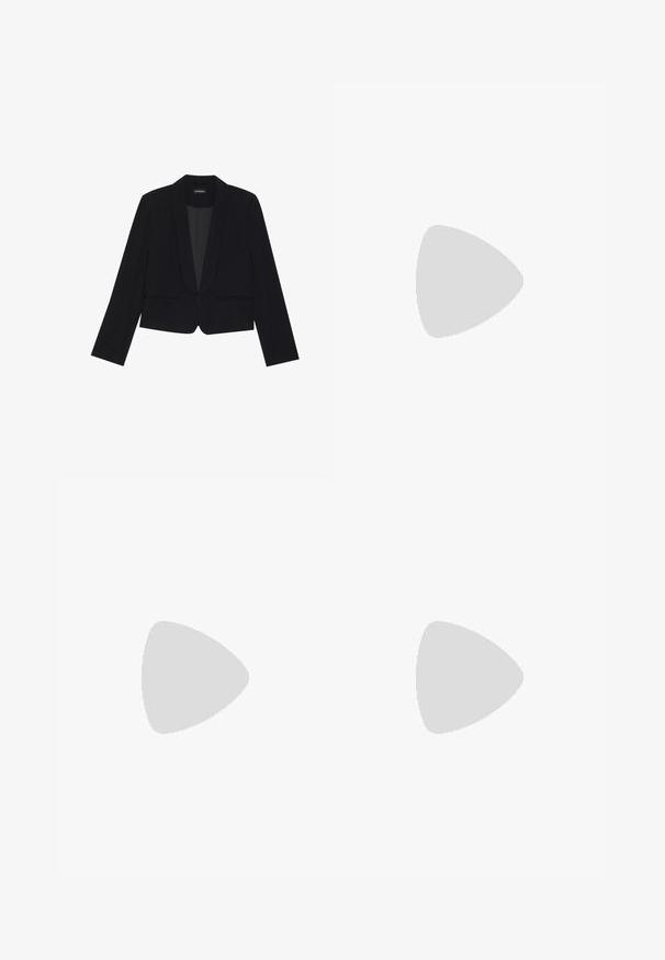 Sort cropped jakke med slagkrave, lange ærmer og to forlommer. Fremstillet af et glat stof, har en tætsiddende design.; Ærmeløs hvid bomuldstop med bred rund halsudskæring og lige kant, vist fladt på en hvid baggrund.; Sort blyantskørt med tætsiddende design, glat tekstur, længde til midt på læggen og en talje med bæltestropper. Ingen pynt.; Sort åben-tå mule sko med en mellemhøj slank hæl og en bred rem over fronten, vist fra siden på en ensfarvet baggrund.