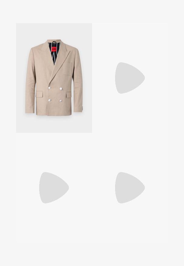 Blazer beige à double boutonnage en tissu texturé, doté de quatre boutons blancs, de revers à cran et d'une poche poitrine unique. Doublé avec un tissu rayé.; Chemise blanche à manches longues en tissu lisse avec un col classique et un ourlet arrondi. Présente des boutons beiges à l'avant.; Pantalons beige clair à coupe fuselée, avec taille élastique et cordon noir. Le matériau présente une texture subtile et des détails de plis.; Chaussure habillée en cuir noir avec double boucle, silhouette élégante et bout rond. Dispose d'un petit talon et d'une texture lisse.