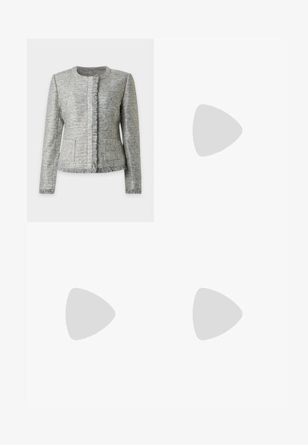 Γυναικείο jaket με υφή σε γκρι χρώμα, μακριά μανίκια, στρογγυλή λαιμόκοψη, διακοσμητικές φούντες μπροστά, δύο μπροστινές τσέπες με πατ και φούντες στο τελείωμα και στις μανσέτες.; Απαλή μπλε, χωρίς μανίκια φόρεμα με βαθύ V-ντεκολτέ και ραμμένο σχέδιο στη μέση. Λείο υλικό, σχέδιο μέχρι το πάτωμα.; Μαύρο δερμάτινο ψηλοτάκουνο παπούτσι με μυτερή μύτη, ανοιχτές πλευρές και λεπτό λουράκι στον αστράγαλο που διαθέτει μια μικρή χρυσή λεπτομέρεια.; Μπεζ μαλακή δερμάτινη τσάντα με ασημένιο μεταλλικό πλαίσιο κλεισίματος, έναν μονό ιμάντα ώμου και προαιρετικό αλυσίδα ιμάντα σε λευκό φόντο.