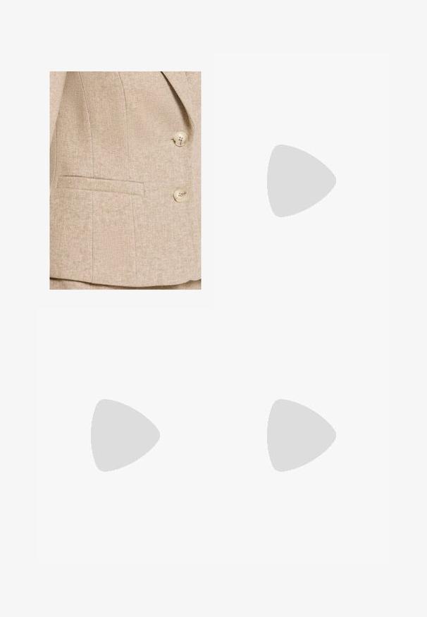 Beige Tweed-Blazer mit feinem Fischgrätmuster, zwei cremefarbenen Knöpfen und einer horizontalen Leistentasche vorne.; Cremefarbene Langarmbluse mit hohem Kragen und großer gebundener Schleife am Hals, mit gerafften Schultern und geknöpften Manschetten.; Dunkelgraue Tailor-Hosen mit geradem Bein, gefalteter Vorderseite und umgeschlagenen Säumen. Hergestellt aus glattem Stoff und mit einem klassischen Bund versehen.; Beiger spitzer Pumps mit niedrigem Stilettoabsatz und kleinem Riemendetail vor einfachem weißem Hintergrund.
