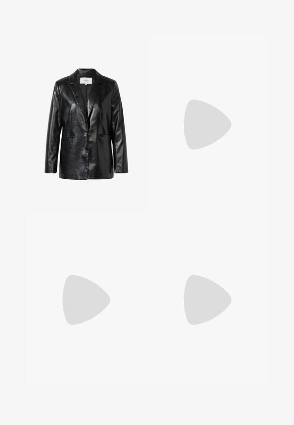 Zwarte leren blazer met een notch-revers, enkele knoopsluiting en twee voorzakken met een gladde, glanzende textuur.; Zwarte mouwloze neplederen jurk met V-hals, knopen aan de voorkant en licht uitlopende zoom.; Kniehoge, patenten zwarte stiletto laars met een puntige neus. De gladde textuur en het hoge ontwerp creëren een slanke, aansluitende silhouet.; Zwarte gepatineerde leren handtas met een gouden schouderband, rechthoekige vorm, voorzien van een flapsluiting aan de voorkant en een metallic logo accent.