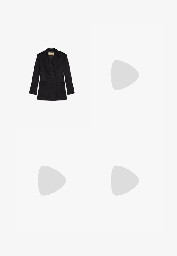 Sort dobbeltradet blazer med reverskrave, seks knapper, to forlommer med klap og lange ærmer fra Trussardi.; Sara Battaglia SWEETHEART - Top - black; Abercrombie & Fitch CLASSIC PATENT 90S  STRAIGHT - Bukser - approved black; Kvinde iført sorte laklæder høje hæle slingback sko med hvide mærkede stropper, står på trægulv.