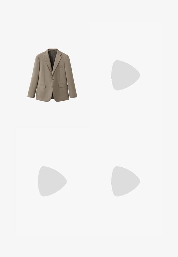 Blazer beige a medida para hombre con dos botones, solapas con muesca y tres bolsillos delanteros, mostrado sobre un fondo blanco.; Suéter marrón claro con cuello con cremallera, mangas largas y una textura suave, hecho de un material de punto fino.; Pantalones a medida de color crema con botón delantero y trabillas para cinturón, mostrados contra un fondo liso.; Zapato mocasín beige de ante con suela de goma clara, tacón bajo y detalles de costura sutiles a lo largo del borde superior.