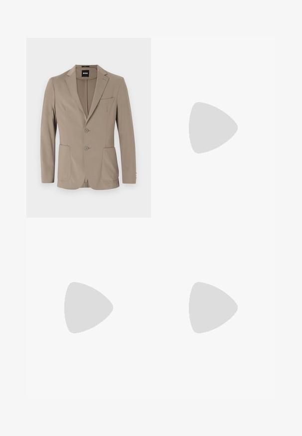 Blazer ajusté beige en tissu doux. Doté d'un design à un bouton avec deux boutons, revers crantés et deux poches avant.; Chemise blanche à manches longues, boutonnée sur le devant, col classique, fabriquée en tissu lisse avec une texture subtile, conçue pour une coupe ajustée.; Pantalons beige clair à coupe fuselée, avec taille élastique et cordon noir. Le matériau présente une texture subtile et des détails de plis.; Mocassin en cuir noir avec détail de bride grise, talon bas et semelle texturée, marqué "HUGO" en or sur le côté.
