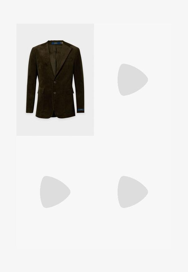 Donkerbruine corduroy blazer met twee knopen, met inkeping revers, opgestikte zakken en Polo Ralph Lauren-label aan de binnenkant van de kraag en de mouwmanchet.; Langarmig olijfgroen overhemd met knopen, kraag en klein geborduurd logo op de linkerborst.; Groene rechte herenbroek met voorzakken, riemlussen en knoopsluiting, plat uitgespreid op een witte achtergrond.; Zwarte leren loafer met lage hak en penny-strap detail, van opzij getoond op een lichtgrijze achtergrond.