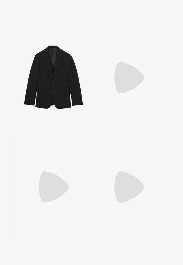 Blazer negro entallado con solapas con muesca, dos botones delanteros y bolsillos horizontales delanteros, presentado plano sobre un fondo blanco.; Camisa blanca de manga larga con botones, cuello clásico, confeccionada en tela suave, con tapeta de botones en la parte delantera y dobladillo redondeado.; Pantalones ajustados negros con una textura suave, que cuentan con un cierre de botón y piernas rectas. Sin bolsillos visibles ni patrones.; Mocasines de cuero negro con una textura suave, que cuentan con una hebilla decorativa, combinados con pantalones negros a medida sobre un suelo de madera.