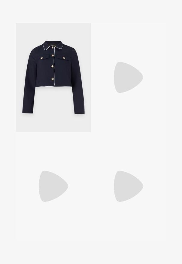 Veste courte bleu marine avec passepoil blanc, manches longues, fermetures à boutons dorés, et poches poitrine à rabat sur un fond uni.; Robe sans manches bleu marine avec un col blanc, dotée d'une fermeture à boutons, de deux poches latérales et d'un design de jupes plissées. Tissu texturé.; Mocassins en cuir noir avec une finition brillante, dotés de deux boucles dorées et d'un talon bas. Texture lisse avec un design à bout arrondi.; Sac bandoulière en cuir beige avec longue bandoulière réglable doté d'œillets et de franges de chaque côté.