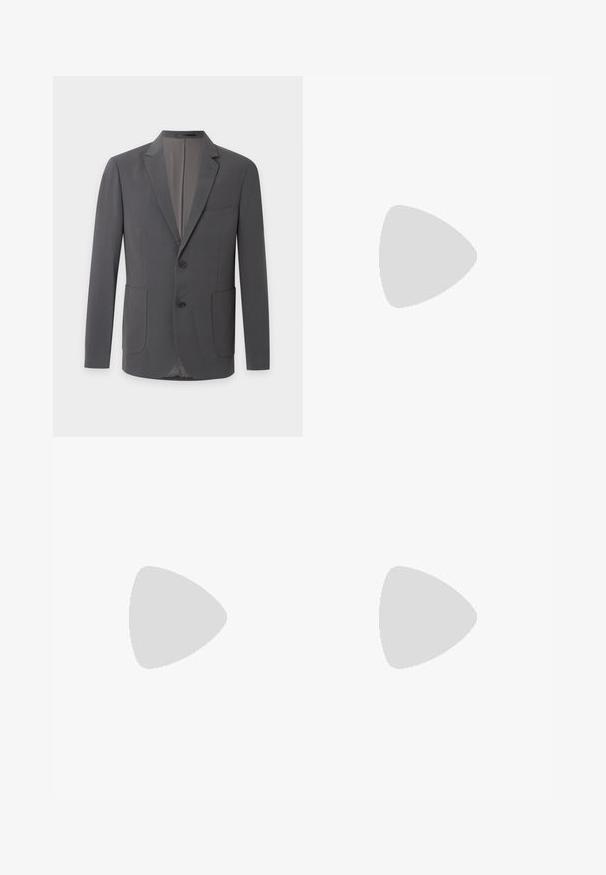 Donkergrijze herenblazer met inkepingsrevers, twee knopen, twee opgestikte voorzakken en een borstzak op een effen achtergrond.; Zwarte longsleeve shirt met een puntkraag, knoopsluiting aan de voorkant en een slim fit. Gemaakt van een gladde stof, met subtiele geborduurde logo.; Donkere grijze broek met een rechte pijp, gemaakt van een gestructureerde stof, met een enkele knoopsluiting en zijzakken.; Zwarte leren instappers met een gladde afwerking, ronde neus, decoratieve band en minimalistisch ontwerp. Heeft een lage blokhak.