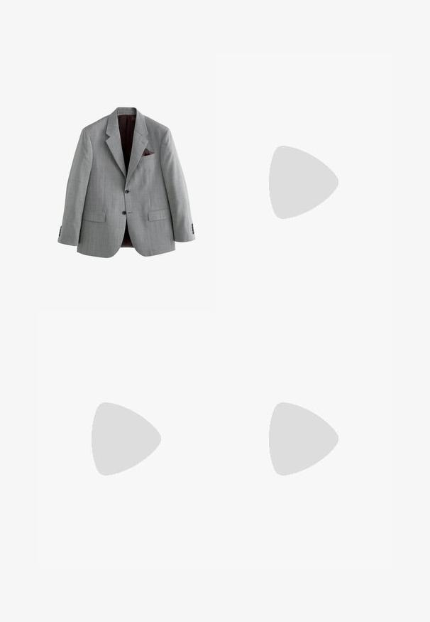 Blazer gris pour homme avec deux boutons, revers cranté, poches à rabat et un mouchoir de poche rouge foncé, présenté sur fond blanc.; Chemise blanche à manches longues avec col pointu et fermeture par boutons sur le devant, présentée sur un fond uni.; Pantalons en tissu texturé de couleur grise, présentant un design à jambes droites, des passants de ceinture, une fermeture à bouton et deux poches latérales.; Chaussure habillée en cuir noir avec une finition lisse, un bout arrondi et un laçage à cinq oeillets, agrémenté de subtils accents de couture.