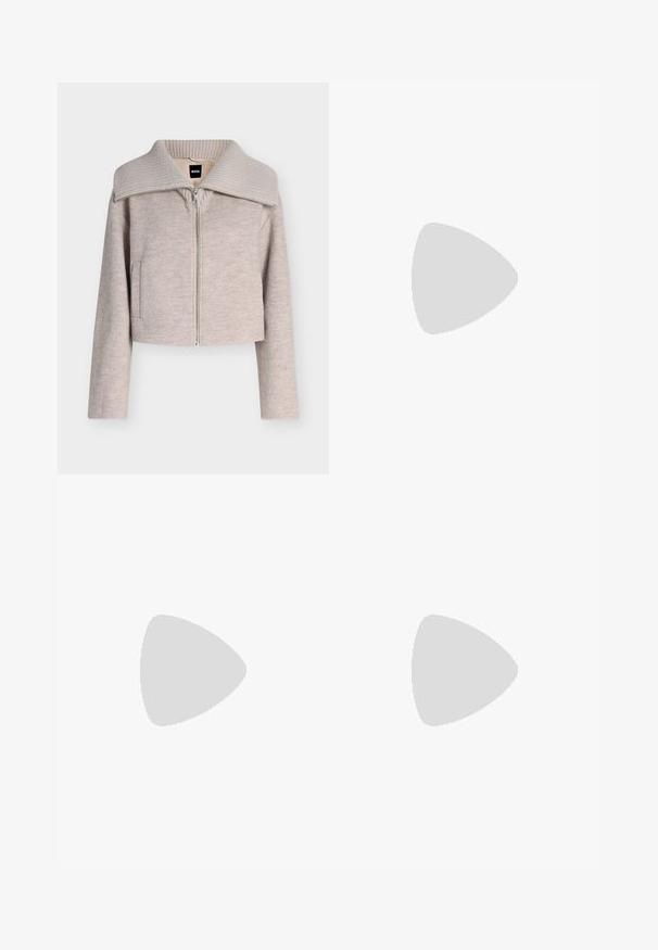 Lysebeige lynlåstrøje med lange ærmer og bred ribstrikket krave, forlommer og et sort BOSS-mærke inde i kraven.; Cremefarvet strikket sweater med lange ærmer, ribbede manchetter, kant og rund halsudskæring, mærket "DRYKORN" inden i kraven.; Beige bukser med vide ben og høj talje, med forreste plisseringer og brede manchetter ved kanten, vist på en hvid baggrund.; Sorte patenterede læder Mary Jane flade sko med spids tå, én rem og lav hæl på ensfarvet baggrund.