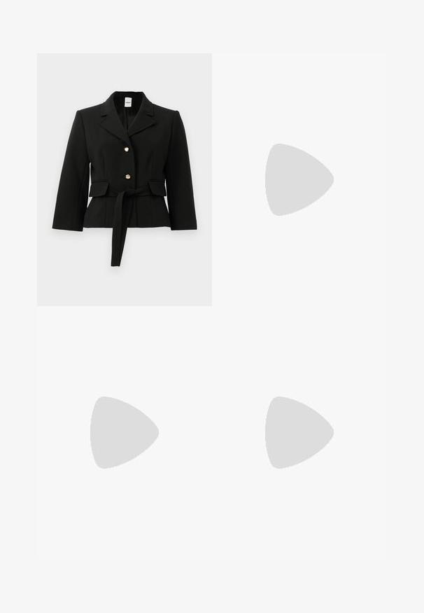 Sort skræddersyet blazer med revers, to guldknapper, klaplommer og et bælte i matchende stof der er bundet om livet.; Sort langærmet cropped top med høj halsudskæring, udskåret detalje ved brystet og lille oval metal-logo på den øvre del af brystet.; Blå denim mini nederdel med frontknap og lynlås, to forlommer og falmede detaljer på lårene.; Sort læder slingback-sko med spids tå, der har en blank accent på tåhætten og en mellemhøj hæl. Åben sidesektion.