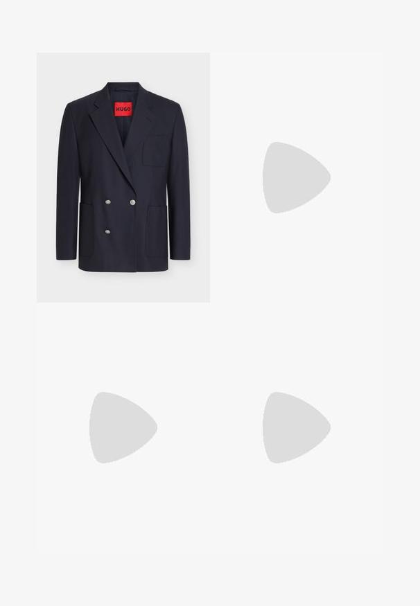 Marineblauer Doppelreiher-Blazer mit Kerbkragen, vier silbernen Knöpfen, drei aufgesetzten Taschen und rotem Innenetikett mit der Aufschrift "HUGO".; Selected Flannel - Hemd - pure cashmeredetail:mixed w. oatmeal; Weiße, maßgeschneiderte, hoch taillierte Hose mit Gürtelschlaufen und vorderen Falten, auf einfachem Hintergrund präsentiert.; Schwarzer Lackleder-Slipper mit niedrigem Absatz, zum Hineinschlüpfen, und dekorativem Riemen über dem Vorderblatt, seitlich auf weißem Hintergrund gezeigt.
