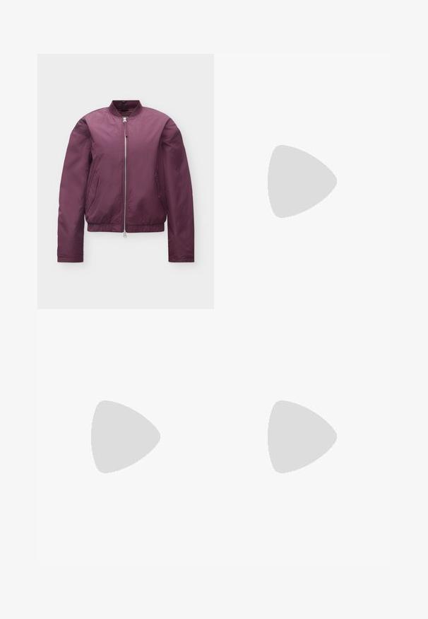 Veste bomber violette zippée avec col, poignets et taille côtelés, dotée de poches latérales, présentée sur fond blanc.; T-shirt ajusté à manches courtes de couleur violet foncé avec col rond et petit logo GAP brodé centré sur la poitrine.; Jean droit bleu foncé avec poches avant, passants de ceinture et fermeture par bouton, présenté sur un fond clair uni.; Chaussure plate Mary Jane bordeaux avec bout arrondi, finition brillante, bride latérale ajustable avec boucle argentée et semelle basse couleur tan.