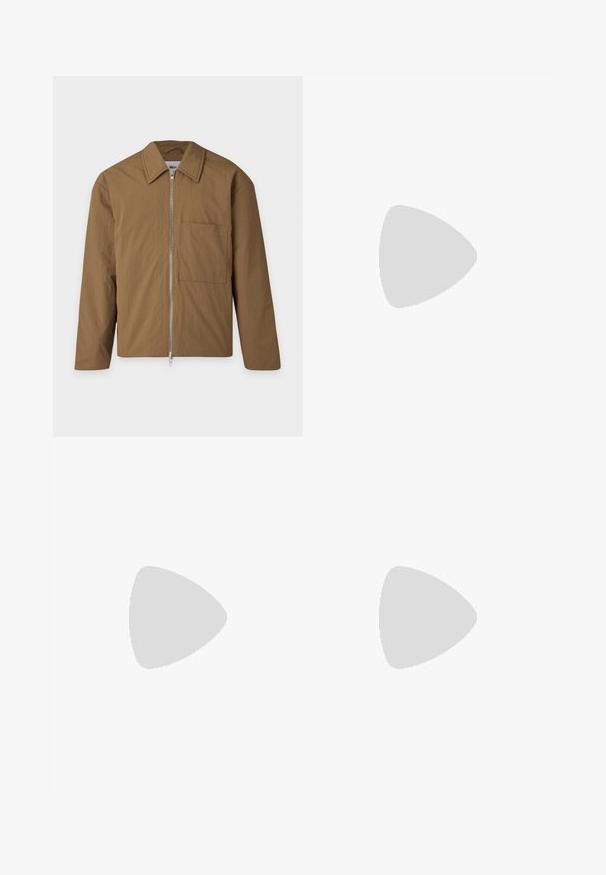 Bruine jas met lange mouwen, een puntige kraag, ritssluiting aan de voorkant en een enkele borstzak aan de linkerkant.; Zwart polosjaal met korte mouwen en een klassieke kraag, gemaakt van gladde stof. Heeft een label met de merknaam 'Filippa K' op de hals.; Donkerbruine slimfit joggingbroek met elastische tailleband en enkelfransen, voornaaddetail op effen achtergrond.; Low-profile donkerbruine leren sneaker met zwarte rubberen zool, veters aan de voorkant en een strak minimalistisch design op een lichte achtergrond.