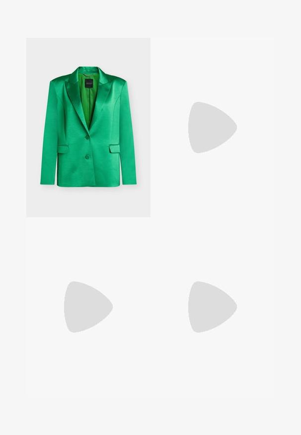 Blazer verde de satén con solapas con muesca, dos botones, bolsillos con solapa y forro interior liso mostrado sobre fondo blanco.; Vestido midi blanco sin mangas con estampado floral rosa y drapeado recogido en un lado.; Zapato de tacón alto de cuero negro con punta afilada, tira en el tobillo y tacón delgado. Textura suave y hardware minimalista.; Bolso de mano negro con textura suave, que presenta líneas con tachuelas plateadas que irradian desde el centro, con un cierre metálico plateado y una correa de cadena.