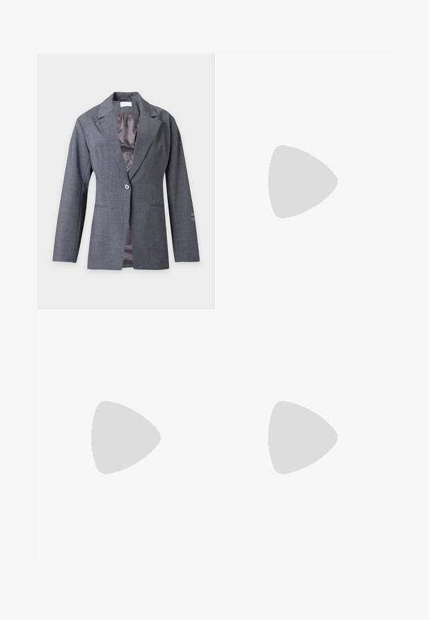 Grå blazer med enkelt knap, notched revers, lange ærmer, forlommer og en glat indvendig foring, vist mod en lys baggrund.; Hvid langærmet bluse med rund halsudskæring og plisseret front. Blødt, glat stof med afslappet pasform og knapdetalje ved kraven.; Grå bukser med skræddersyet design, der har plisseringer, sidelommer og med lige ben. Glat tekstur og midtalje med normal højde.; Sorte læderslipper med en glat finish, prydet med en dekorativ rem og lav gummihæl. Slank design med rund tå.
