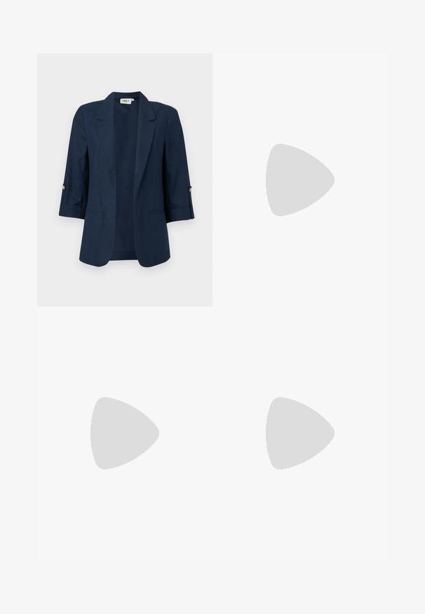 Blazer pour femme bleu marine avec manches trois-quarts, devant ouvert, revers crantés, et détails de boutons sur les poignets des manches.; Blouse à manches longues en jean bleu foncé avec fermeture à boutons sur le devant, col, poignets froncés et taille ajustable par cordon.; Pantalon bleu marine à jambes droites avec passants de ceinture et fermeture avant dissimulée, présenté sur un fond clair.; Chaussures en cuir noir avec un design à bride en T, bout fermé et accents de boucles argentées. Texture lisse avec un bout arrondi et une semelle plate.
