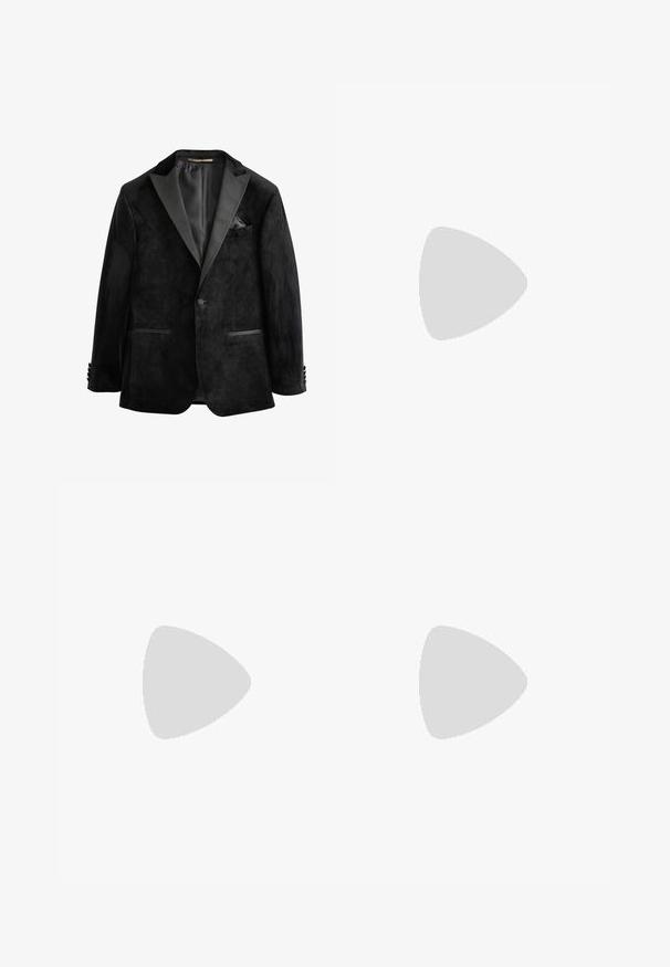 Veste de smoking en velours noir avec revers en satin, fermeture à un bouton et deux poches avant. Comprend un mouchoir de poche et une texture douce.; Chemise noire à manches longues avec une texture subtilement imprimée, ouverture à boutons sur le devant et col. Le tissu semble lisse et léger.; Pantalon noir à jambes larges avec plis à la taille et ceinture en tissu assortie sur fond blanc uni.; Chaussure Oxford pour homme en cuir verni noir, avec détail brogue à bout golf, fermeture à lacets, vue de côté sur fond blanc.