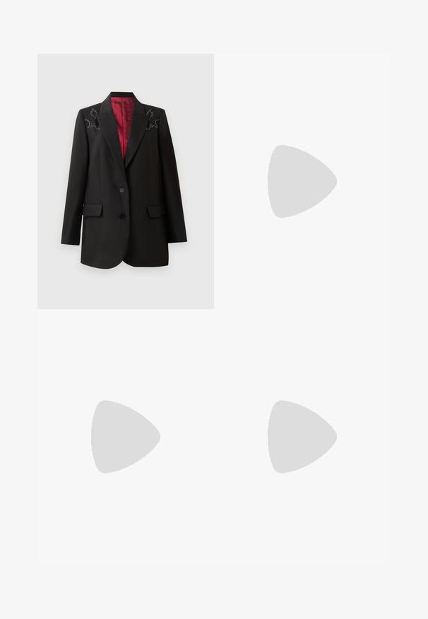 Must mustrik blazer sügava punase voodriga, lillelise tikandiga õlgadel ja kahe esipoolse klapikottiga. Kahe nööbiga sulgemine.; Musthave musta A-line kleit õhukeste rihmadega, millel on struktureeritud volditud kaelus ja voogav, põrandani ulatuv siluett. Sile tekstuur.; Mustankad jalatsid terava ninaga, võrkpoolsed, nahast kontsavööga ja õhukese stilettokontsaga, millel on geomeetriline metalldetail.; Mustast nahast käekott ümarate vormidega, kuldsete metalldetailide, tuttidega ja dekoratiivse rihmaga, millel on ringikujulised lõiked.
