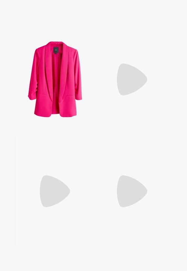 Felroze damesblazer met sjaalkraag en twee voorzakken, driekwart mouwen, van het merk NEXT.; Lang, loszittend, felroze jurk met verticale plooien, ronde halslijn en lange mouwen; heeft rafelige mouwen en zoomranden.; Felroze suède pumps met hoge hak en spitse neus, zwevend boven een gladde betonnen vloer, met verticale metalen staven en planten op de achtergrond.; Glinsterende roze rechthoekige clutch met verhoogd, onregelmatig textuurpatroon en klein gouden sluitinkje bovenop tegen een witte achtergrond.