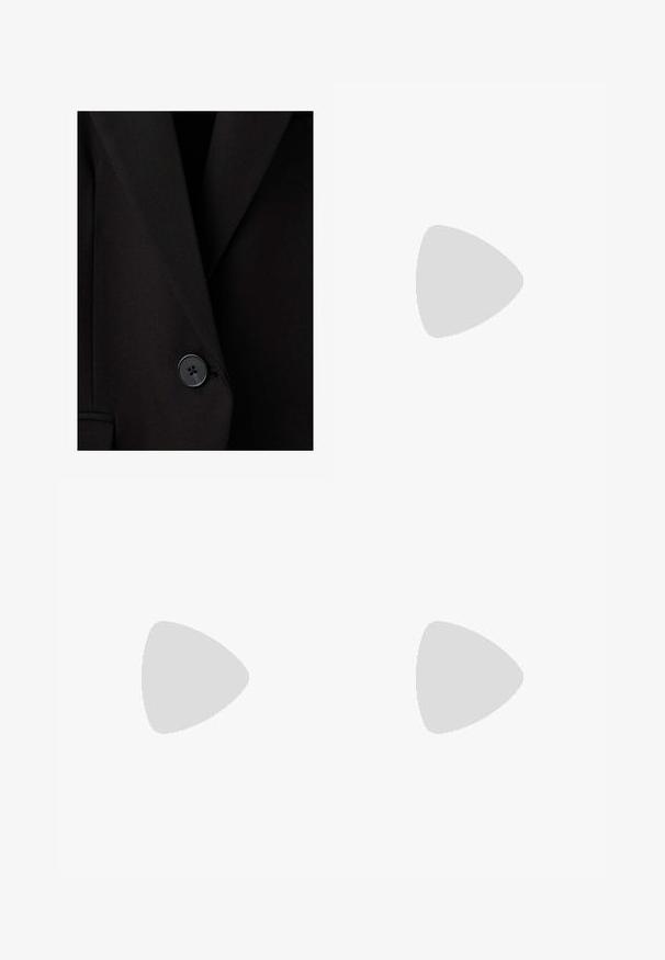 Blazer negro hecho a medida con un solo botón negro abrochado cerca de la cintura, mostrando solapas estructuradas y una textura de tela suave.; Top corto negro con tirantes finos de espagueti y escote recto, mostrado sobre un fondo blanco.; Pantalones de pierna ancha negros con una textura suave, cintura alta y un diseño limpio. Sin bolsillos visibles ni adornos.; Zapato de tacón alto de cuero negro con punta afilada, que presenta un diseño recortado y un tacón de aguja delgado. Textura suave y silueta elegante.