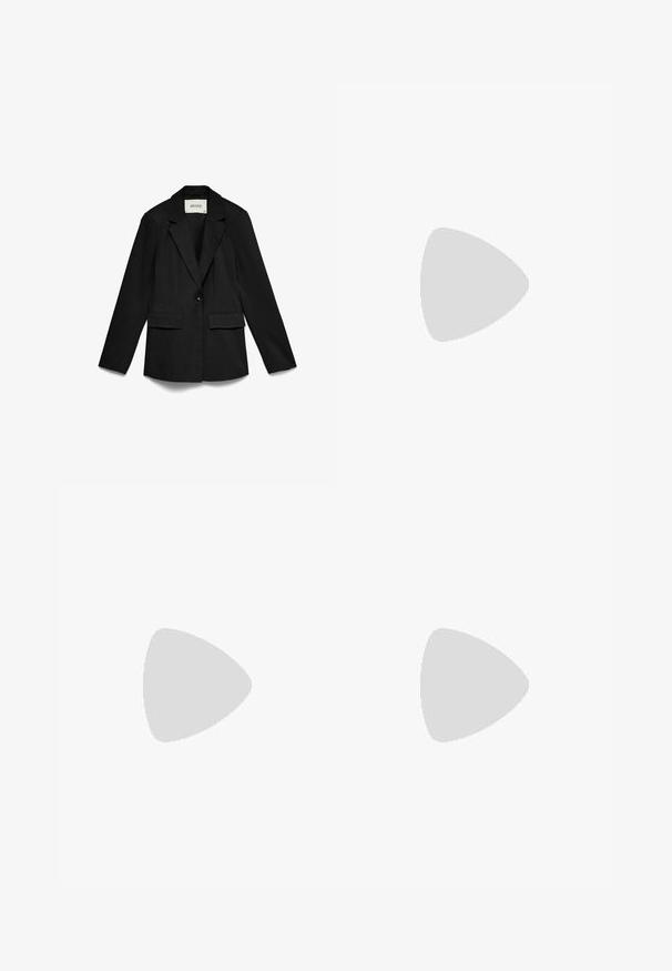 Blazer noir à un bouton avec revers crantés et deux poches avant à rabat, affiché à plat sur fond blanc.; Robes en satin noir avec un corsage ajusté, un large décolleté et de fines bretelles. La jupe tombe jusqu'aux chevilles, arborant une texture lisse.; Mules noires à talons hauts ouverts, avec une tige en cuir lisse, un devant en forme d'amande et un élégant talon aiguille. Détails en accent doré visibles.; Pochette noire de forme ovale avec fermoir doré et chaîne dorée posée sur un fond blanc.