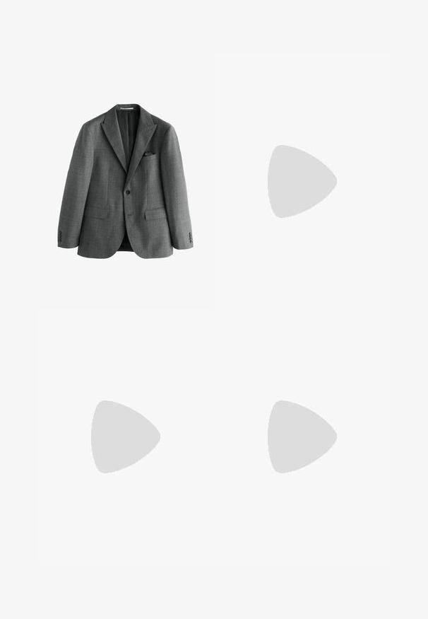 Grijze herenblazer met enkele knoopsluiting, notch-revers, klepzakken en een borstzak met een gevouwen pochet.; Wit herenoverhemd met lange mouwen, puntkraag, knoopsluiting aan de voorkant en knoopmanchetten, afgebeeld op een effen witte achtergrond.; Grijze broek van gestructureerde stof, met een rechte pijp, voorzakken en een knoopsluiting.; Zwarte leren dresschoenen met een gladde afwerking, ronde neus, vetersluiting en een lage gestapelde hak. Subtiele stikselaccenten zichtbaar.