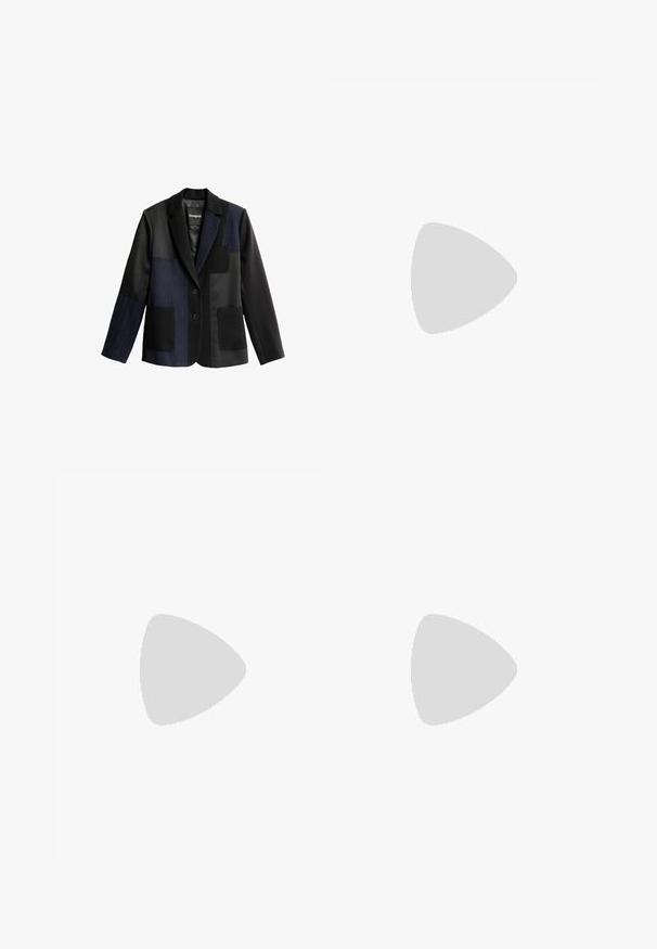 Zwart en marineblauw patchworkblazer met krijtstrepen, notch-revers, twee voorzakken, twee knopen en een klein borstzakje.; Overhemd met knopen, gemaakt van lichtgewicht stof, met een marineblauwe achtergrond en gedurfde witte diagonale strepen en een klassieke kraag.; Witte wijde pijpen met donkergrijze en zwarte geometrische zijpanelen, voorzien van een elastische tailleband en een zachte stoftextuur.; Melissa QUANTUM - Sneakers laag - black
