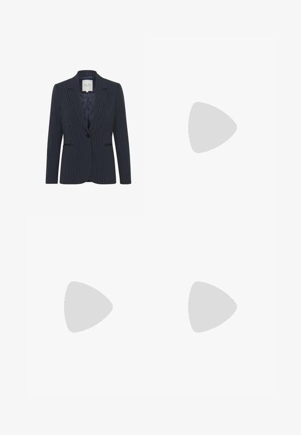 Marineblå blazer med stikstribe og enkelt knaplukning, notch-lapel krave, forlommer og en glat indvendig foring. Har en skræddersyet pasform.; Kortærmet, cremet og marineblå stribet sweater. Strikket materiale med rund hals og ribbede manchetter. Afslappet pasform og glat tekstur.; Mørkeblå bukser med hvide lodrette striber, vide ben, glat stof, bælteløkker og en midtersøm foran for et skræddersyet udseende.; Sorte læderloafer med kvaster, firkantede tæer og dekorative syninger, kombineret med hvide bukser med vide ben.