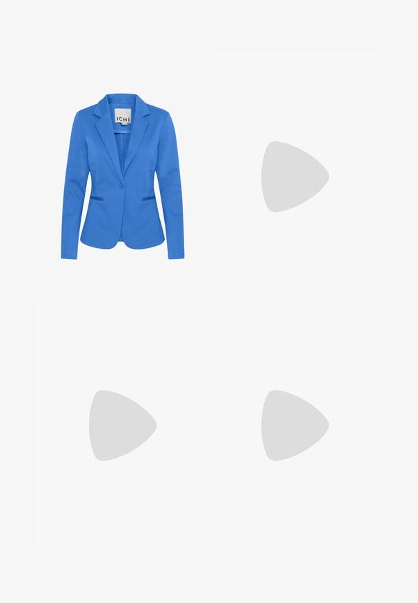 Blauwe damesblazer op maat met kentkraag, enkele knoopsluiting en twee voorste paspelzakken, afgebeeld op een witte achtergrond.; Blauw dames T-shirt met korte mouwen, een ronde hals en licht opgerolde mouwzomen, geschikt voor casual gebruik.; Blauwe joggers gemaakt van een zachte stof, met een elastische tailleband met een trekkoord, twee voorzakken en een taps toelopend ontwerp.; Roze-gouden slidersandalen met twee verstelbare metalen gespen, kurken voetbed en witte rubberen zool. Gladde metalen afwerking, open teen ontwerp.