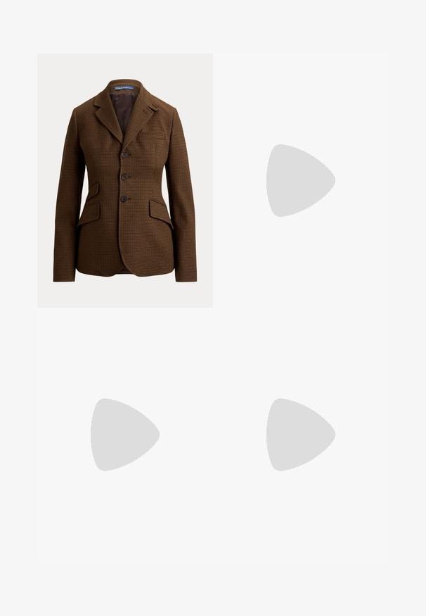 Brun blazer med hundetandsmønster med hakklap, tre forreste knapper, to klaplommer og en brystlomme, fra Polo Ralph Lauren.; Mørkebrunt turtleneck top lavet af blød, struktureret stof. Har lange ærmer og en tætsiddende pasform, med en glat halsudskæring.; Lang, plisseret nederdel med et brunt og beige ternet mønster. Høj talje-design med en sideslids og blød stoftekstur.; Brune læder dress sko med brogue-detaljer, snørebånds lukning, rund tå og en lav stablet hæl. Poleret finish og indviklede perforeringer.