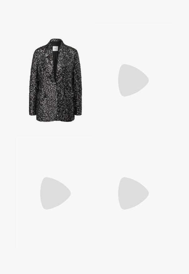 Zwarte paillettenblazer met een losse pasvorm, voorzien van een schouderkraag en zonder sluitingen. De stof heeft een glanzend, gestructureerd oppervlak.; Zwarte korte mouwen top bedekt met pailletten, met een ronde halslijn en een zachte textuur. Versterkt met glans en een relaxte pasvorm.; ONLY Tall ONLROYAL BUTTON - Broek - black; Zwarte leren enkellaars met blokhak, versierd met zilveren studs rond de bovenrand en de teenkap.