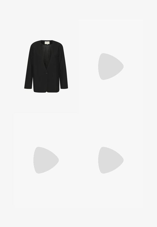 Schwarzer Blazer mit glatter Oberfläche, V-Ausschnitt, einem Knopf-Verschluss, langen Ärmeln und gestreiftem Innenfutter. Mit einer Brusttasche.; Schwarzes Langarmshirt mit rundem Halsausschnitt, gefertigt aus geripptem Stoff. Hat ein tailliertes Design mit sauberen Nähten und einer glatten Textur.; Dunkelblauer Jeansstoff mit einer glatten Textur, der sichtbare diagonale Webmuster sowie subtile Farb- und Glanzvariationen aufweist.; Schwarze Lederflats mit spitzem Zeh, Knöchelriemen und Schnallen-Detail. Verfügt über einen kleinen, niedrigen Absatz und ein offenes Seitendesign.