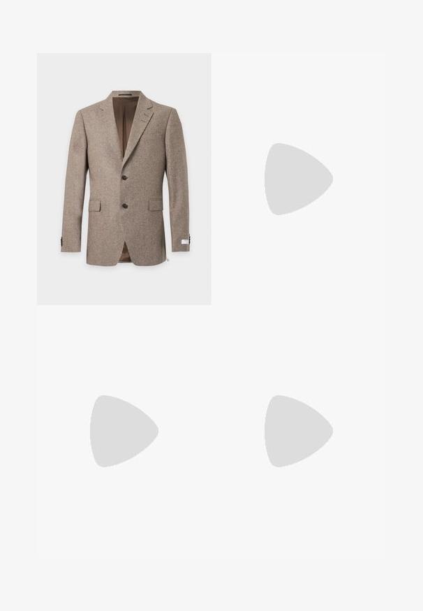 Veste blazer marron pour homme à deux boutons, col cranté, poches à rabat et doublure intérieure marron lisse, présentée sur fond blanc.; T-shirt blanc uni à manches courtes avec un petit logo zèbre multicolore sur le côté gauche de la poitrine et un col rond.; Pantalon formel noir sur mesure avec une coupe droite, des passants de ceinture et un pli frontal, présenté sur un fond neutre.; Mocassins en cuir noir avec un embout rond, présentant des accents en métal doré et des détails de couture, montés sur une semelle en caoutchouc texturé et basse.
