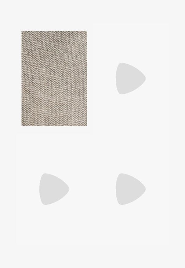 Texturiertem Stoff in Beigetönen und hellbraun, mit einer engen Webart und kleinen, einheitlichen Mustern, was zu einer weichen, robusten Oberfläche führt.; Beiger Langarmpullover mit Rundhalsausschnitt aus weichem Strickstoff, mit gerippten Bündchen und Saum, für Herren entworfen.; Grauer Sweatshirtstoff mit weicher Textur, ausgestattet mit einem elastischen Bund und dezenten Nähten. Nahaufnahme des Materials.; Schwarze Leder-Ankle-Boots mit glatter Textur, runder Zehenform und niedrigem Absatz. Verfügt über einen seitlichen Reißverschluss für einfaches An- und Ausziehen.