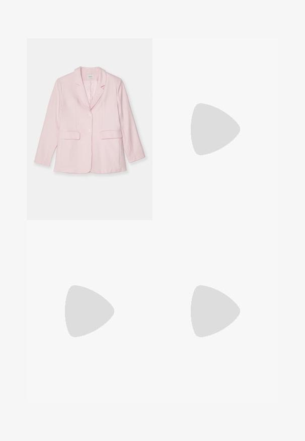 Blazer rose en tissu léger, avec des revers, une fermeture à un bouton, deux poches avant et des manches longues.; Blouse blanche à manches courtes froncées, ourlet volanté, imprimé floral, col et trois boutons à l'avant.; Pantalons à taille haute ample de couleur rose clair, présentant une texture lisse et brillante, des plis à l'avant et une ceinture assortie.; Mule pour femme en cuir beige avec bout pointu, dessus froncé, lien de serrage et petit talon kitten, sur fond blanc.