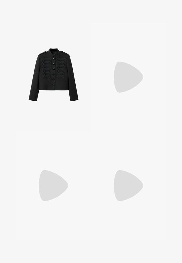 Chaqueta negra de estilo militar con adorno trenzado decorativo en la parte delantera, cierre con botones, cuello mao, hombreras y mangas largas.; Camiseta blanca lisa de manga larga con cuello redondo y corte ajustado, mostrada sobre un fondo gris claro.; Pantalones deportivos negros de pierna ancha, fabricados con un tejido suave. Cuentan con una cinturilla elástica y costuras mínimas para mayor comodidad.; Bota alta negra de cuero con un caño superior ancho y suelto y una suela gruesa y redondeada sobre fondo blanco.