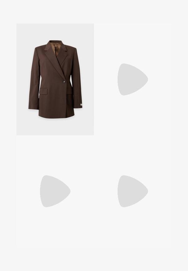 Blazer ajusté marron foncé à un seul bouton avec revers crantés, poches avant à rabat et manches longues sur un fond clair.; Polo en maille marron foncé à manches courtes avec côtes verticales, patte à trois boutons et col sur fond uni clair.; Pantalon marron foncé à jambes droites avec taille élastique, sans poches visibles ni décorations, présenté sur un fond clair uni.; MIISTA MALENE  - Bottines - brown