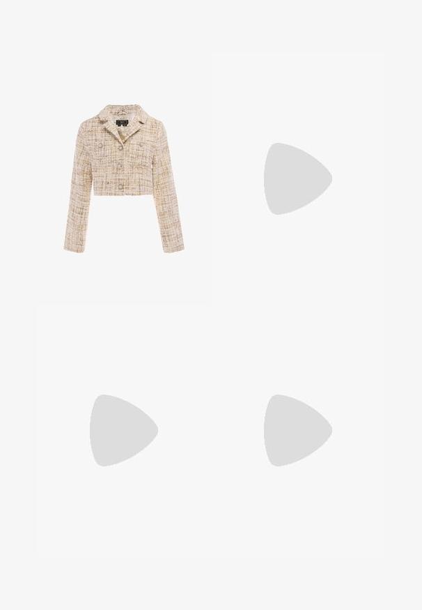 Beige og hvid tweed cropped jakke med lange ærmer, krave, knapper foran og to brystlommer med perleagtige knapper.; Hvid bluse lavet af let stof, med en flæsekrave, flæsedetalje foran og knaplukning. Ærmekanterne har flæsedetaljer.; Strik nederdel i en lys beige farve med lodret ribbestruktur, knælang med elastisk talje og lige skæring.; Beige laklæder Mary Jane-sko med rund tå, spænde og lav blokhæl.