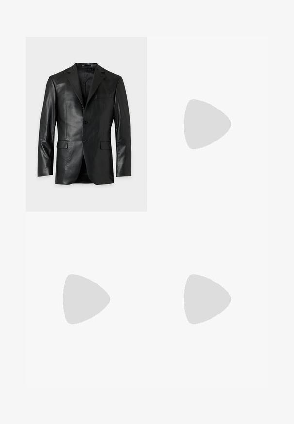 Blazer en cuir noir avec revers, deux boutons devant et trois poches à rabat, présenté sur un fond clair uni.; Polo noir à manches courtes avec trois boutons et un subtil motif ton sur ton "KL", col et étiquette Karl Lagerfeld à l'intérieur du col.; Pantalon noir en tissu lisse, avec une coupe droite, un devant plissé et une taille standard avec passants pour ceinture.; Chaussure noire en cuir à enfiler avec des accents cousus, un col relevé et une semelle en caoutchouc plate, positionnée au-dessus d'une surface beige douce.