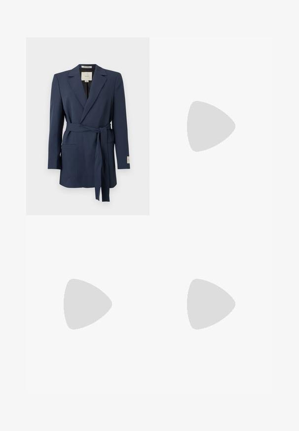 Blazer bleu marine avec ceinture, cols crantés, manches longues et poches passepoilées sur le devant, présenté sur un fond blanc.; Chemise bleu clair à boutons avec fines rayures blanches verticales et larges manches trois-quarts, présentée sur un fond blanc.; Pantalon taille haute rose clair à jambes larges avec plis sur le devant, passants pour ceinture et fermeture par un bouton marron.; Escarpin slingback en cuir verni crème brillant, avec un bout pointu et un talon carré épais pour la stabilité. Design minimaliste, sans ornements.