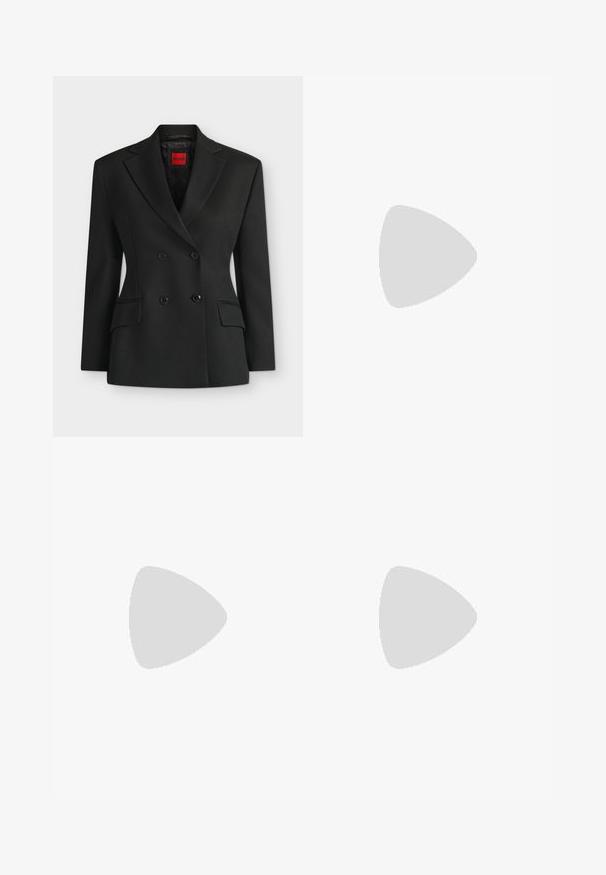 Americana negra de doble botonadura con solapas de muesca, dos bolsillos frontales con solapa y una etiqueta roja HUGO en el interior del cuello.; Top sin mangas con cuello halter en suave tela color crema, con pliegues en la parte delantera, un cuello alto y un dobladillo recto.; Pantalones negros de pierna ancha hechos de una tela suave. Presentan una cintura alta, doble pinza frontal y trabillas para cinturón. No tienen bolsillos ni adornos visibles.; Zapato de tacón alto de cuero negro con punta afilada y un tacón delgado y curvado. Presenta una textura suave y un diseño minimalista.