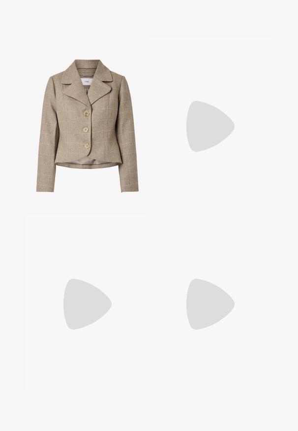Beiger taillierter Blazer mit Reverskragen, drei vorderen Knöpfen, dezentem Karomuster und langen Ärmeln, leicht tailliert und leicht gekürzt an der Taille.; Weiße Bluse mit Knopfleiste, gerafftem Kragen, vertikalen Streifen und strukturiertem Stoff. Mit elastischen Puffärmeln und Spitzenbesatz.; Brauner, flauschig-texturierter langer Bleistiftrock mit hoher Taille und geradem Saum vor weißem Hintergrund.; Brauner Leder Mary Jane Schuh mit niedrigem Blockabsatz und goldener Schnallenriemen, Seitenansicht auf weißem Hintergrund.