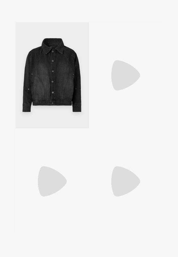 Schwarze Denimjacke mit Knopfverschluss, spitzem Kragen, langen Ärmeln und abgerundeten Nahtdetails an der Vorderseite und den Ärmeln.; Schwarzer Pullover mit hohem Kragen, langen Ärmeln und lockerer Passform. Hergestellt aus einem weichen Stoff mit glatter Textur und gerippten Bündchen.; Schwarze übergroße Baggy-Jeans mit Knopf- und Reißverschluss vorne, Vordertaschen und lockeren, weiten Beinen.; Schwarzer Leder-Kampfstiefel mit Schnürung, dicker Gummisohle und gesteppten Details, von der Seite auf weißem Hintergrund gezeigt.