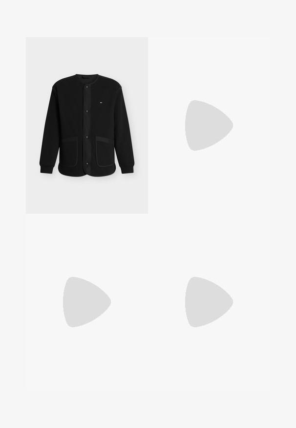 Veste noire à manches longues avec encolure ronde, fermeture à boutons-pression à l'avant, deux poches devant et petit logo rectangulaire rouge, blanc et bleu sur la poitrine.; Pull-over en vert foncé avec un col, patte de boutonnage à deux boutons et ourlet côtelé. Fabriqué dans un matériau texturé et doux.; Jeans en denim bleu taille haute avec des jambes larges et des ourlets retroussés, dotés de poches avant et de passants de ceinture.; Mocassins en cuir noir avec un bout arrondi, une couture surélevée et une semelle en caoutchouc épaisse. Design simple avec un branding minimal sur le côté.