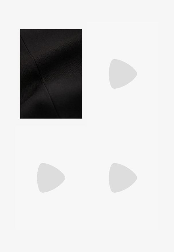 Lähikuva mustasta kankaasta, jossa näkyy vinottainen kude ja pystysuora ommeltu sauma.; Musta lyhythihainen crop-top pyöreällä pääntiellä ja hieman levenevällä vyötäröllä, valmistettu pehmeästä, kevyestä kankaasta.; Ruskea räätälöity housut, joissa on vyölenkit, nappisuljenta ja etupuolen laskos, valkoista taustaa vasten.; Musta nahkainen tasapohjainen kenkä pyöreällä kärjellä, esitetty sivulta valkoisella taustalla.