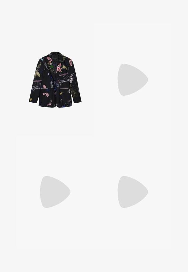 Schwarzer Blazer mit bunten abstrakten Blumen- und Pinselstrichmustern, zwei vorderen Klappentaschen und einem Revers mit Kerbkragen.; Blumenkleid in Schwarz mit pinken und roten Blumen. Faltendes Design, V-Ausschnitt und geschichtete Gestaltung mit Rüschendetails am Saum.; Grüner Samtplattformschuh mit dekorativen roten und silbernen Nieten, Perlenriemen, goldener Einfassung, Stickerei und einem Blockabsatz mit baumelnden Perlen und einem "B"-Charm.; Rote Stoff-Clutch mit geraffter Textur, silberner Einfassung verziert mit kleinen Perlen und einem großen Perlenverschluss oben.