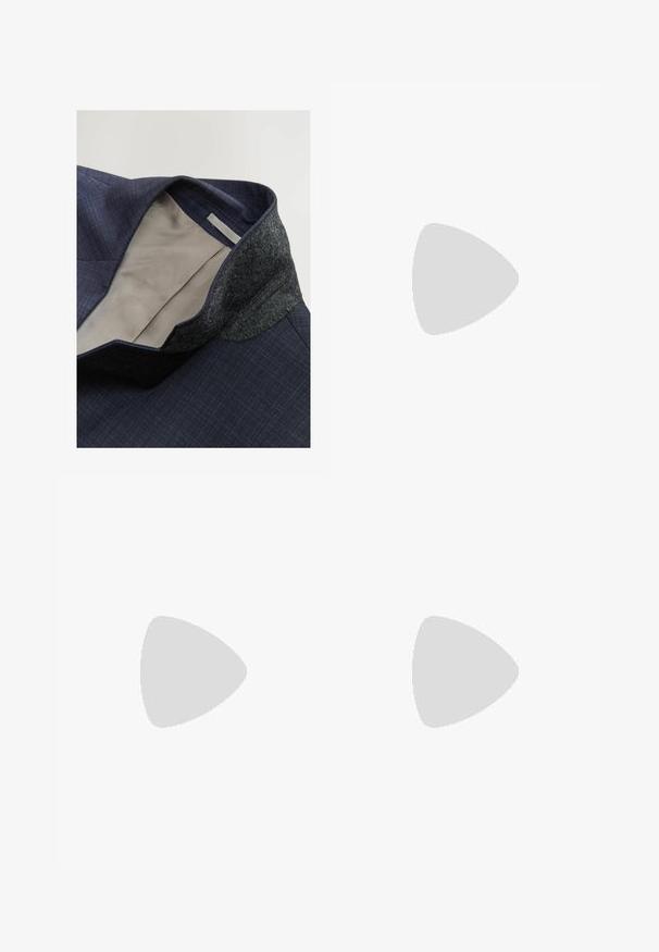 Marineblå blazer med ternet mønster, filtkrave og beige foret indeni. Tekstureret stof med en struktureret design.; Mørk navy blå langærmet skjorte lavet af glat bomuld, med knaplukning fortil, klassisk krave og en skræddersyet pasform.; Mørkeblå formelle bukser med slim pasform, bæltestropper og skjult frontlukning, vist fladt på en ensartet lys baggrund.; Sorte patentlæder loafer med en syet detalje, rund tå, lav hæl og glat overflade, præsenteret mod en neutral baggrund.
